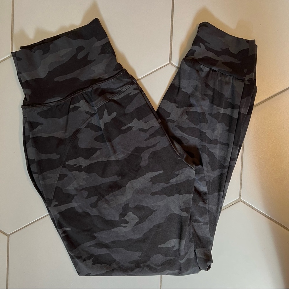 Athleta Salutation Camo Jogger Small Black Pants Legging